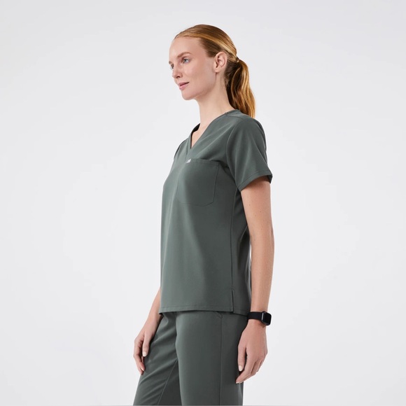 FIGS Catarina One-Pocket Scrub Top in Bonsai Size M - Picture 2 of 5